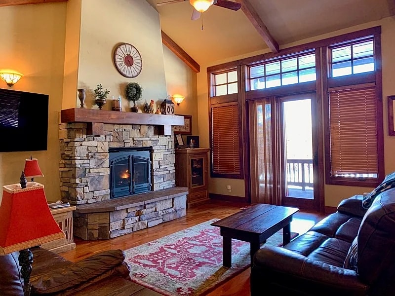 Greystone on Payette Lake - Air Conditioning - 1 Block from Marina - Propane Fireplace in McCall, Idaho, United States — photo 2