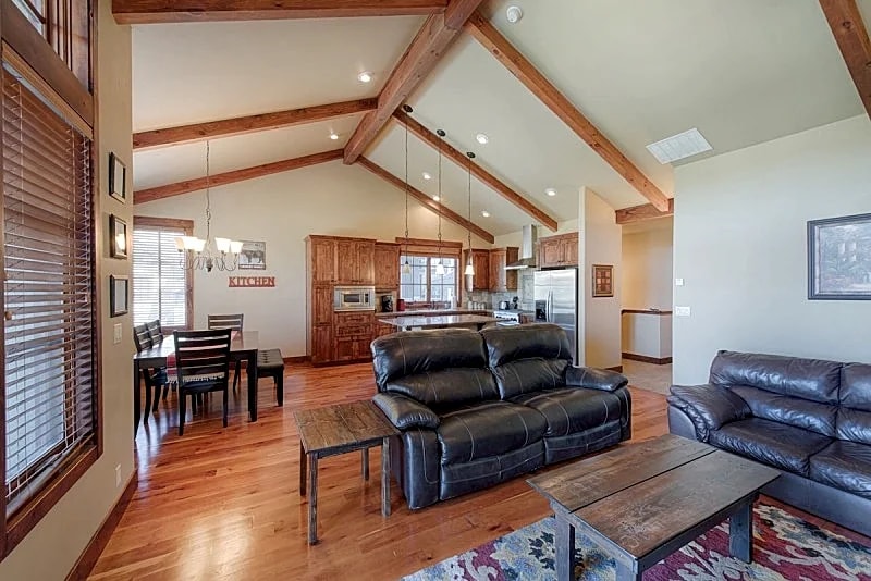 Greystone on Payette Lake - Air Conditioning - 1 Block from Marina - Propane Fireplace in McCall, Idaho, United States — photo 3