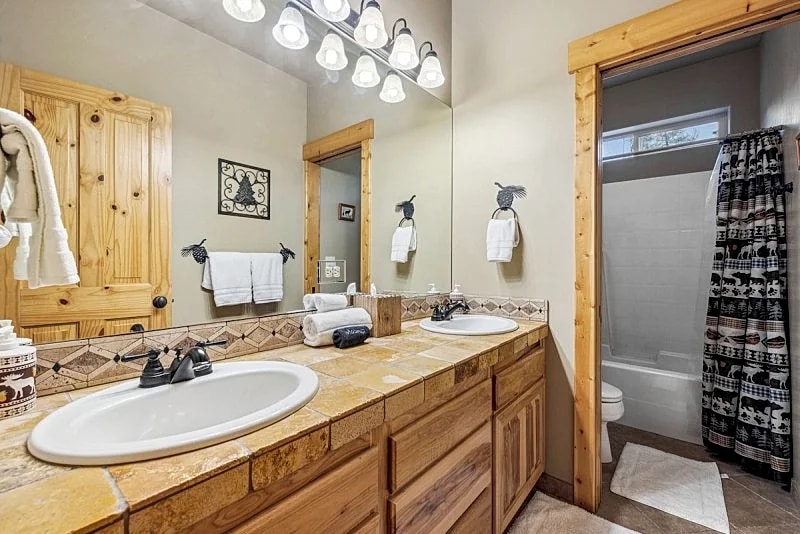 Lazy Bear - Game rm - Hot tub - Trailer parking - 3000 sq ft home - Rustic in McCall, Idaho, United States — photo 4