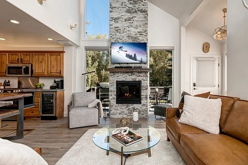 EXPANDED DECK W/ PRIVATE HOT TUB! ON GOLF COURSE. EASY WALK TO BASE / SKI LIFTS! in Park City, Utah, United States — photo 4
