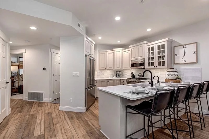 SPECTACULAR 3-BEDROOM CONDO - 2 MINUTE WALK TO MAIN ST & TOWN LIFT in Park City, Utah, United States — photo 2