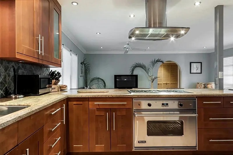 Lowest price Luxury 4 BR/2 BA Walk to Beach Hot Tub restaurants bars golfing etc in Pompano Beach, Florida, United States — photo 3