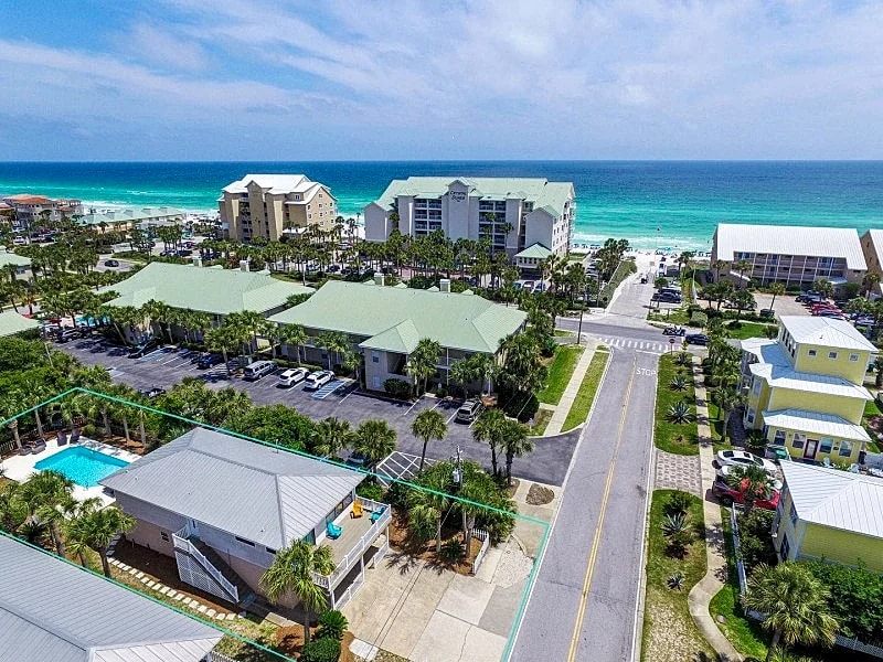 Salty Skipper | Beach Views | Heated Pool | Tiki Bar | 2 Kitchen & Living Area in Destin, Florida, United States — photo 2