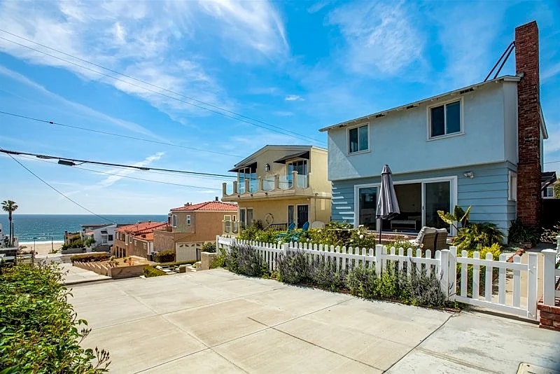 Steps from the Sand: Ocean View Walk-Street Home in South Manhattan Beach in Manhattan Beach, California, United States — photo 2