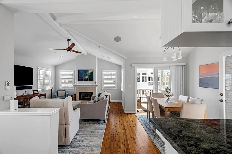 Sunny Townhome Just a Short Stroll to the Beach in Beautiful Manhattan Beach! - SCVR in Manhattan Beach, California, United States — photo 4