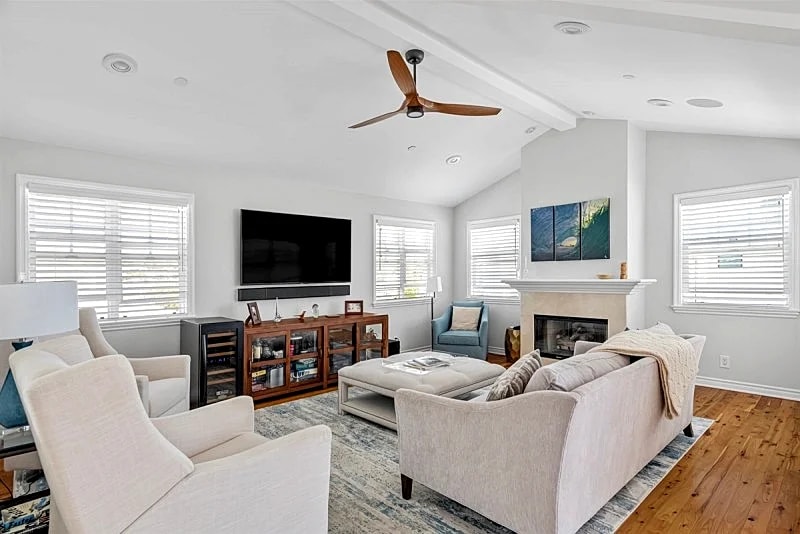 Sunny Townhome Just a Short Stroll to the Beach in Beautiful Manhattan Beach! - SCVR in Manhattan Beach, California, United States — photo 2