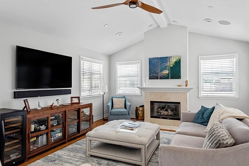 Sunny Townhome Just a Short Stroll to the Beach in Beautiful Manhattan Beach! - SCVR
