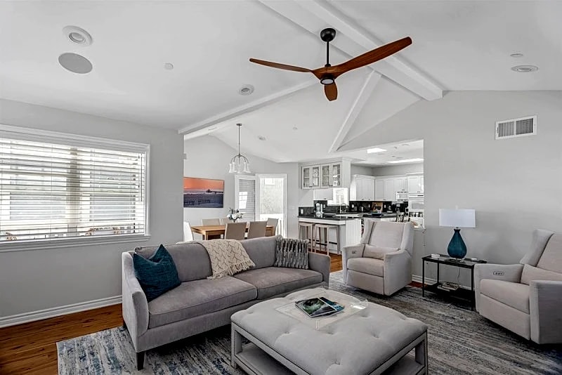 Sunny Townhome Just a Short Stroll to the Beach in Beautiful Manhattan Beach! - SCVR in Manhattan Beach, California, United States — photo 3