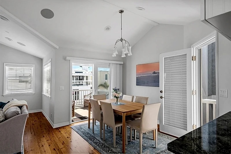Sunny Townhome Just a Short Stroll to the Beach in Beautiful Manhattan Beach! - SCVR in Manhattan Beach, California, United States — photo 5