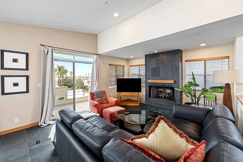 Coastal Elegance Just Steps from the Sand, Your Perfect Manhattan Beach Getaway