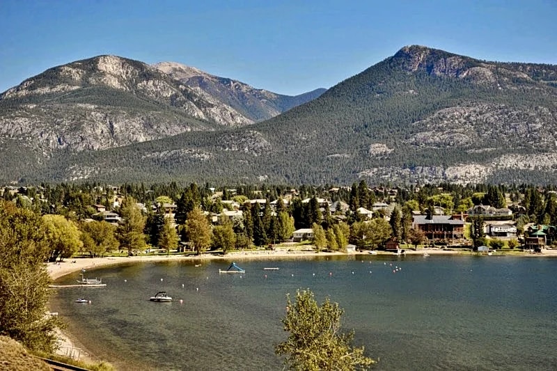 Executive 4+ BR Home on Lake Windermere in Mountains, lake & beach access in Invermere, British Columbia, Canada — photo 3