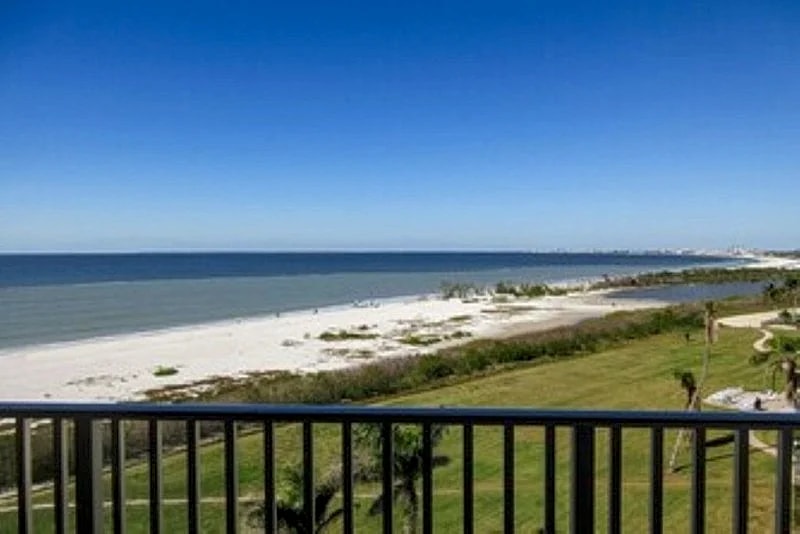 Beach Front/Direct Gulf Facing Condo- bldg C , 1 BDRM King Bed in Fort Myers Beach, Florida, United States — photo 3