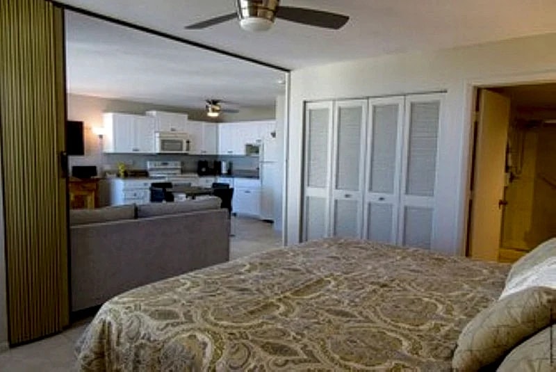 Beach Front/Direct Gulf Facing Condo- bldg C , 1 BDRM King Bed in Fort Myers Beach, Florida, United States — photo 4