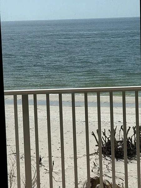 Beach Front/Direct Gulf Facing Condo- bldg C , 1 BDRM King Bed in Fort Myers Beach, Florida, United States — photo 2
