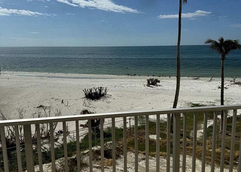 Beach Front/Direct Gulf Facing Condo- bldg C , 1 BDRM King Bed in Fort Myers Beach, Florida, United States — photo 2