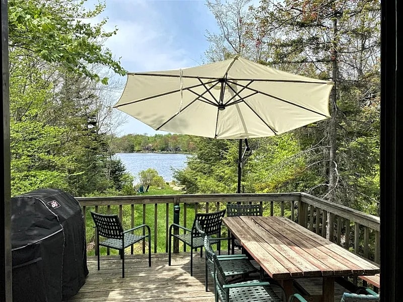Lakefront - Game room, Fire Place, Dock, Deck, WiFi, Boats, AC, Dog Friendly!!! in Tobyhanna, Pennsylvania, United States — photo 3