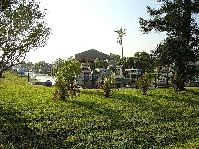 Waterfront Villa with own 22 ft Sportsboat, own Pool & Spa in Cape Coral, Florida, United States — photo 4