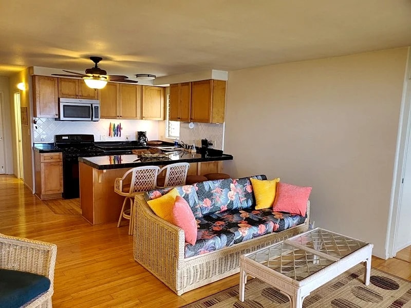 Oceanfront true 2 bedroom w/lanai on Molokai in Kaunakakai, Hawaii, United States — photo 5