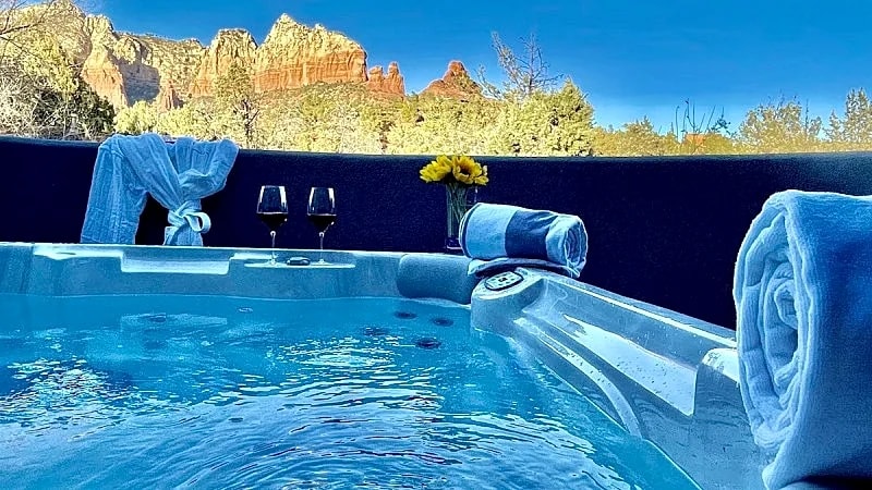 FOREVER 180 VIEWS-Borders Forest-Walk to Town/Trails, 2 Outdoor showers, Hot Tub in Sedona, Arizona, United States — photo 3