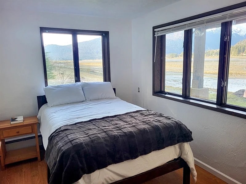 Oceanfront Apartment with Sauna and Covered Deck in Juneau, Alaska, United States — photo 3