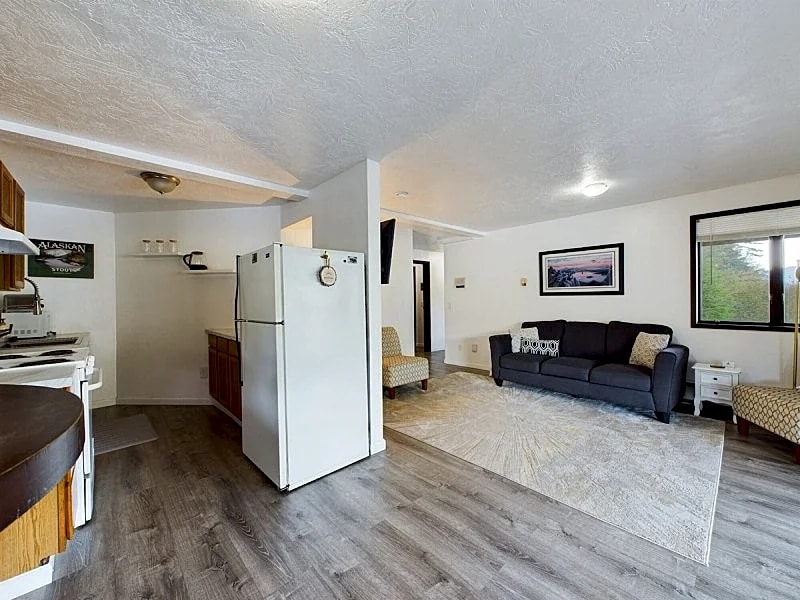 Oceanfront Apartment with Sauna and Covered Deck in Juneau, Alaska, United States — photo 2