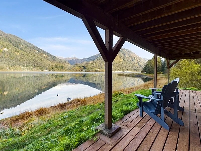 Oceanfront Apartment with Sauna and Covered Deck in Juneau, Alaska, United States — photo 4