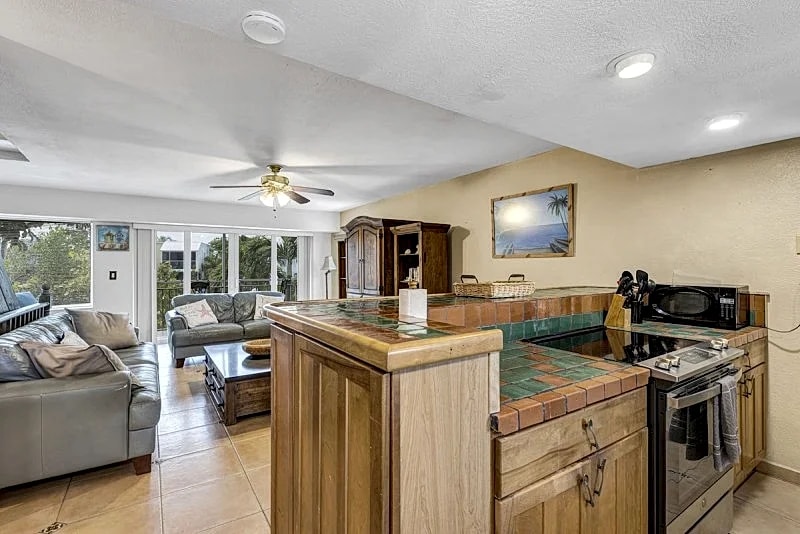 Lagoon Front 3 Bedroom and Den, 4 Balcony, 3 Bathroom, 3 story Resort Townhouse in Key Largo, Florida, United States — photo 5