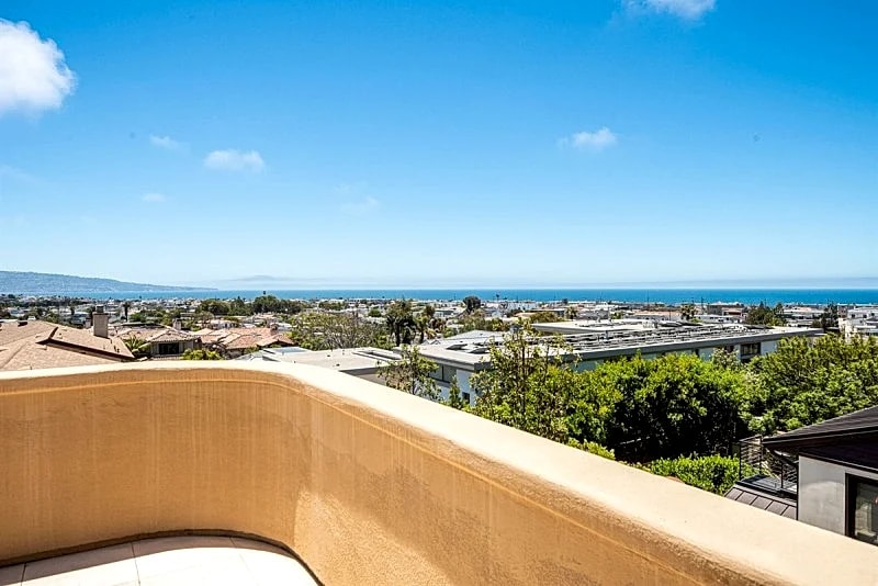 Manhattan Beach Hill Section Luxury Retreat with Ocean Views and Theater - SCVR in Manhattan Beach, California, United States — photo 3