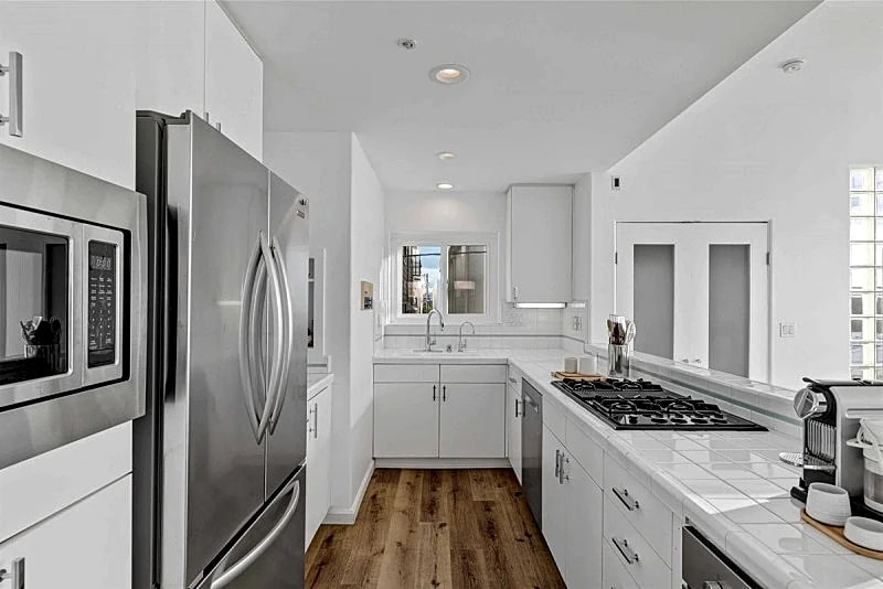 Stylish Ocean-View Townhome Just Steps from the Sand in Prime Manhattan Beach with Parking in Manhattan Beach, California, United States — photo 3