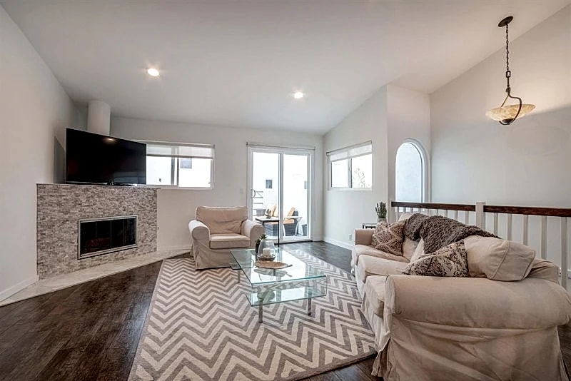 Ocean View 3-Bedroom Townhome in Hermosa Beach with A/C & Spacious Furnished Deck