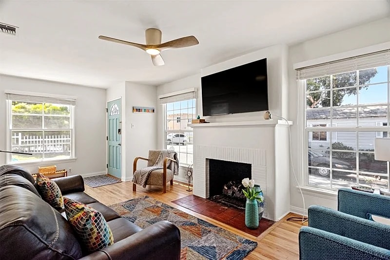 Cozy Furnished Cottage Near Downtown Manhattan Beach & Scenic Greenbelt in Manhattan Beach, California, United States — photo 4