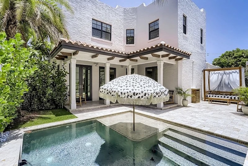 Luxury 4bd/3.2ba in Flamingo Park | Private Pool | Minutes to Downtown in West Palm Beach, Florida, United States — photo 2