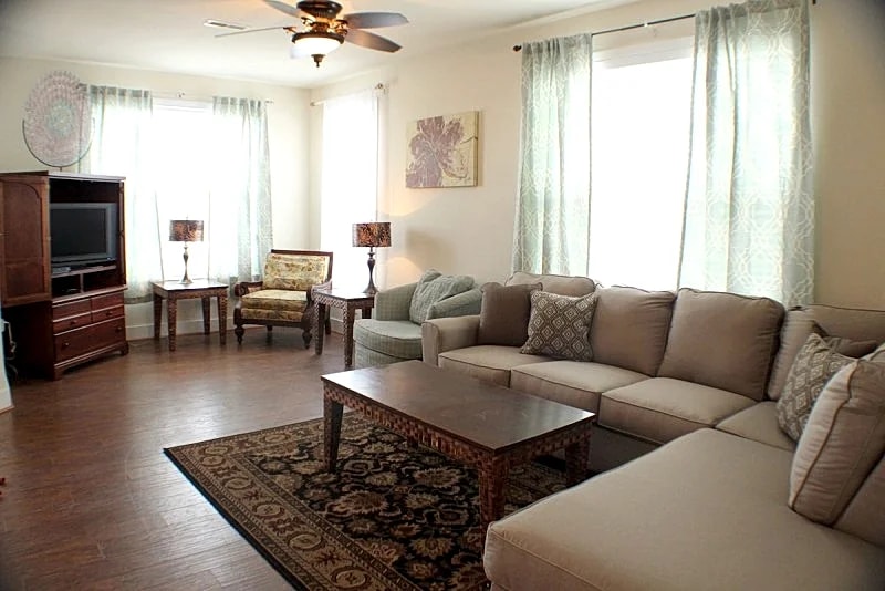 Spacious Mid Town Townhome - Groups Welcome - Close to Beach, Bay, Attractions! in Ocean City, Maryland, United States — photo 2
