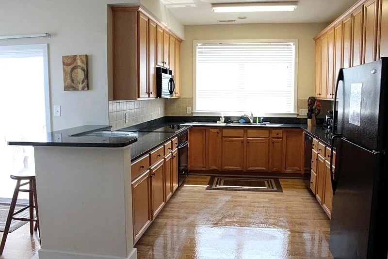 Spacious Mid Town Townhome - Groups Welcome - Close to Beach, Bay, Attractions! in Ocean City, Maryland, United States — photo 3