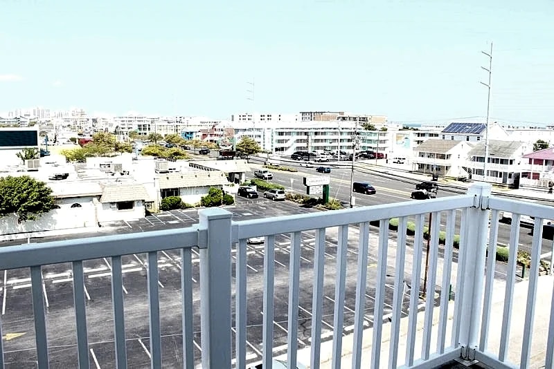 Spacious Mid Town Townhome - Groups Welcome - Close to Beach, Bay, Attractions! in Ocean City, Maryland, United States — photo 4