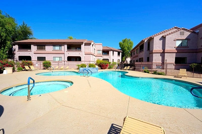 Gated 2/2 in Great North Scottsdale Location