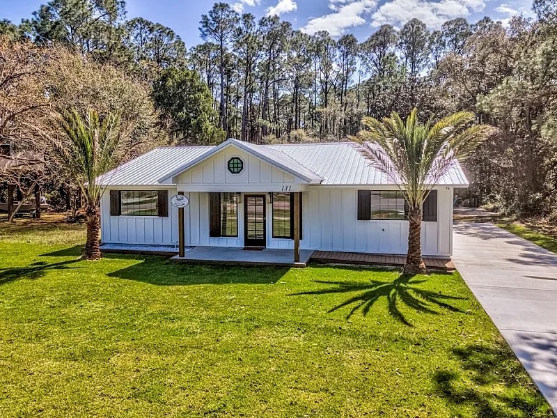 Modern Ground-Level Vacation Home, Centrally Located on Dauphin Island - Las Bri