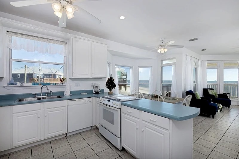 Simple Pleasures - 3 bedroom Gulf-front home, watch the surf from deck! in Dauphin Island, Alabama, United States — photo 4