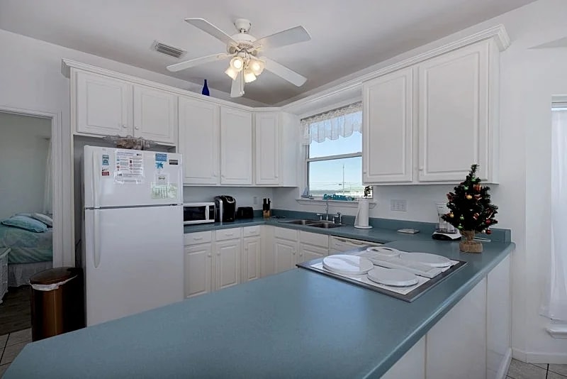 Simple Pleasures - 3 bedroom Gulf-front home, watch the surf from deck! in Dauphin Island, Alabama, United States — photo 5