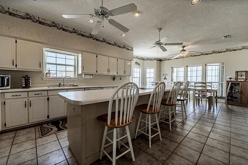 Large Bayfront Home on sandy Bay beach with large screened porch. in Dauphin Island, Alabama, United States — photo 2