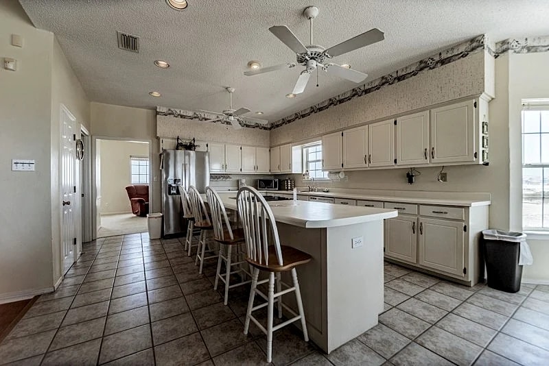 Large Bayfront Home on sandy Bay beach with large screened porch. in Dauphin Island, Alabama, United States — photo 3