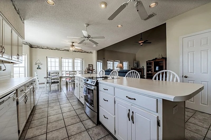 Large Bayfront Home on sandy Bay beach with large screened porch. in Dauphin Island, Alabama, United States — photo 5