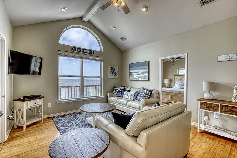 Beautifully Decorated, Comfortable, Beachfront 3 Bedroom House on Gulf Beach in Dauphin Island, Alabama, United States — photo 2