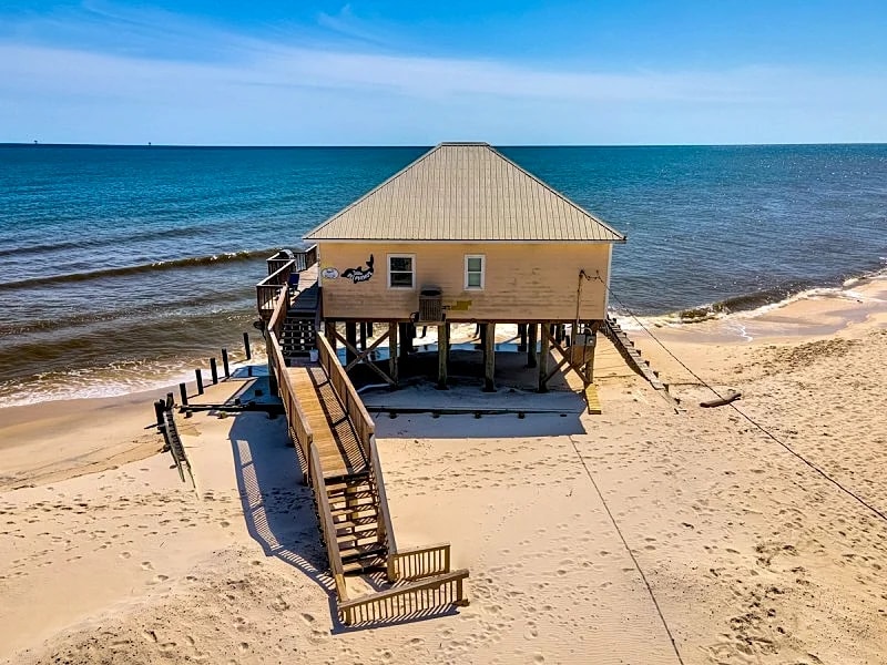 Beautifully Decorated, Comfortable, Beachfront 3 Bedroom House on Gulf Beach in Dauphin Island, Alabama, United States — photo 5