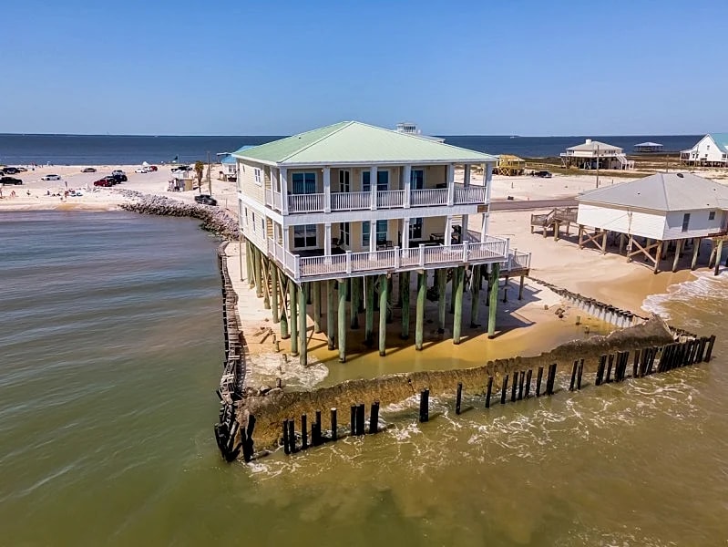 Shamrock Shores Bottom Floor - Beautiful gulf front 4/2.5 far west end. in Dauphin Island, Alabama, United States — photo 2