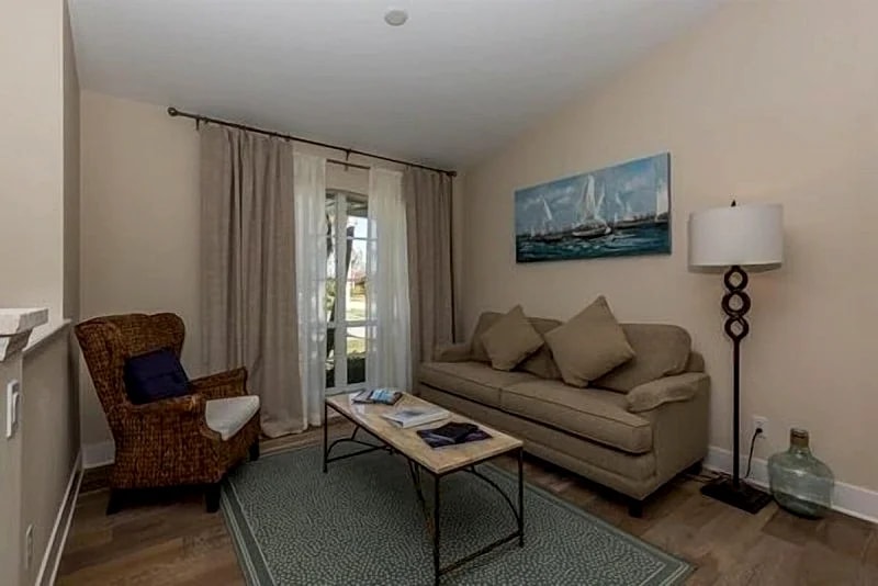 Gorgeously renovated 4 BDR, 3 BTH, waterfront home in Marco Island, Florida, United States — photo 3
