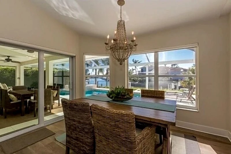 Gorgeously renovated 4 BDR, 3 BTH, waterfront home in Marco Island, Florida, United States — photo 4