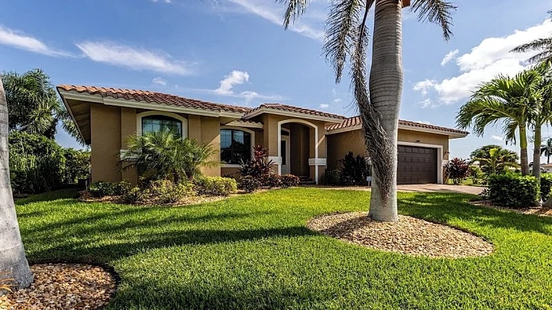 Come soak up the sun at this pristine 3-bedroom, 2-bath home in Marco Island, Florida, United States — photo 4