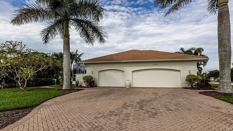 Magnificent Vacation Home with long water views, pool, and spa in Marco Island, Florida, United States — photo 4