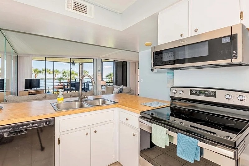 2/2 Condo views of the beautiful Marco River in Marco Island, Florida, United States — photo 4
